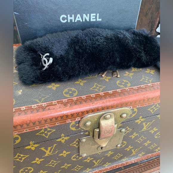 CHANEL authentic Lapin (Rabbit) Fur Bracelet - Picture 2 of 4